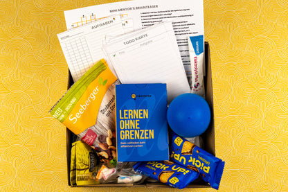 Carepaket für die Prüfungsphase mit Lerntipps und Anti-Stress-Tools: To-do-Karten, Stressball, Glücksbotschaften, Snacks und Studentenfutter für Motivation und Konzentration.